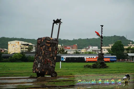 雨中即景_高雄•【駁二鐵道藝術&臨港線歷史記憶&駁二顛倒屋】隨手拍拍