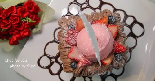 捷運中山隱藏版手作甜點：手作草莓冰淇淋超好吃！搭配酥香酥香的吐司,爆漿多汁的草莓(季節限定),再擠上苦甜奶油,激推香噴噴軟嫩的牛肉燉飯..Choc for you