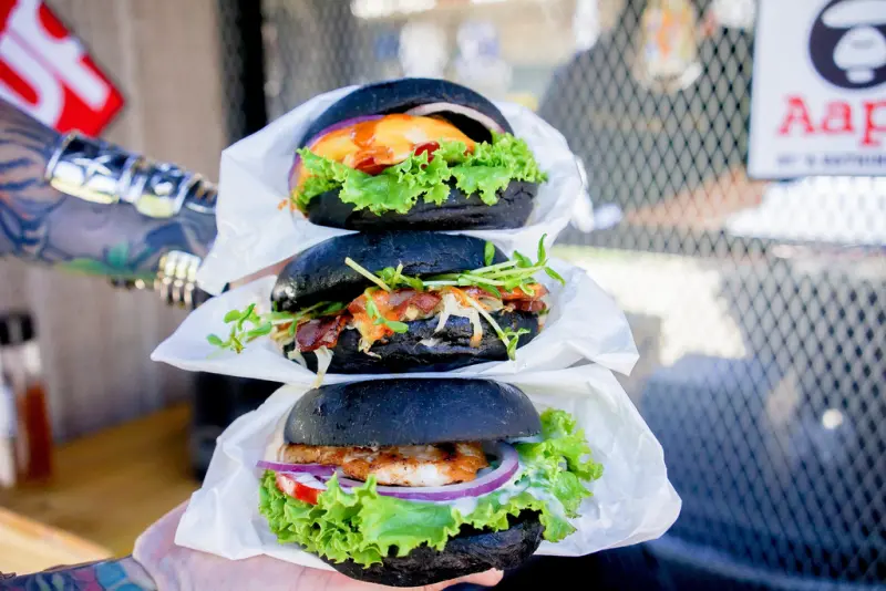 『魔王食記』台北街頭餐車 Scratch Burger 黑膠漢堡 手工手打漢堡讓人回味 現場還有DJ刷碟表演 視覺味覺都享受『內文有店家資訊』