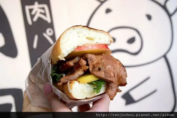 花花，甲飽沒【台北食記】稍飽 炭烤燒肉麵包 華山期間限定日式美食！大塊燒肉多汁好吃！