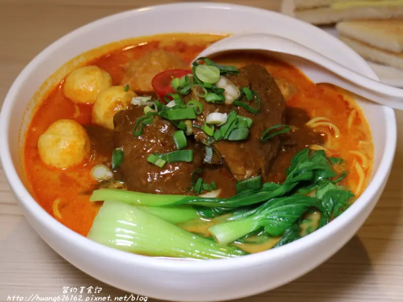 【台北士林區】是咖啡店也是南洋風味料理館『MB white coffee-士林店』咖哩拉薩雞麵/咖椰牛油燒麵包/清邁炸雞翅/捷運士林站