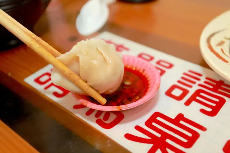吃。台南|東區。確實是狠角色的水餃，至於CP值就因人而異「很餃舍麵食館」。