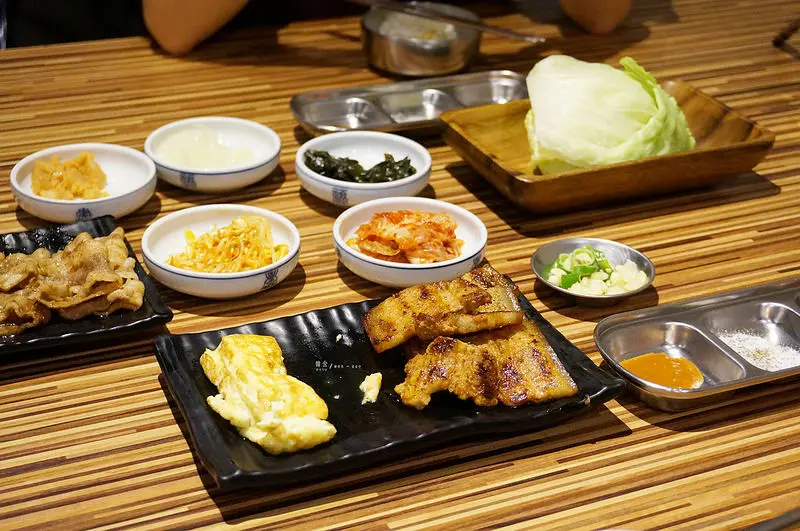 【桃園】★ 韓舍韓國食堂★巷弄中的舒適韓式烤肉，好喜歡豬五花和起司鍋邊蛋呀｜藝文特區 韓式料理 硬骨魚覓食中