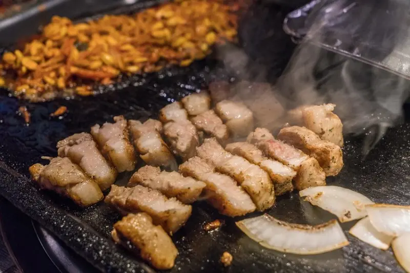 國父紀念館站最夯韓國烤肉｜咚咚家dondonga韓式豬肉專賣 - 돈돈가 超值香草豬肉套餐、韓國小菜吃到飽、東區聚餐推薦、韓劇街邊燒肉店風、免動手燒肉、生菜包肉、台北第一海鮮煎餅