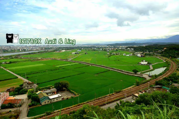 【苗栗。造橋】鄭漢步道。鐵道迷的攝影秘境。遠眺中港溪平原及台灣海峽。簡易親民健行步道。阡陌與Ｃ形彎鐵道風光