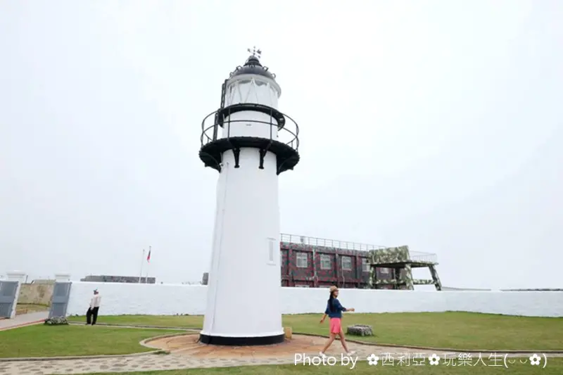 【2016 夏✱來去瘋澎湖】西嶼鄉。有著強烈希臘風的『漁翁島燈塔』值得旅人探尋，同場加映『西臺餌砲+外垵三仙塔+外垵漁港夜景』一次通通獻給大家！