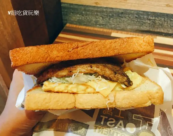 [永安站] ❤ 吐司工寓TOSICON❤ 韓國歐爸的鐵板吐司專賣 鐵板吐司酥、脆、香 牛肉排多汁 / 永安捷運站 四號公園