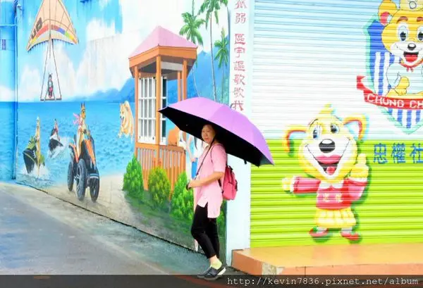 彰化<忠權社區>以狗兒們為主題的彩繪社區,無論晴天雨天拍照會有不同的fu喔!