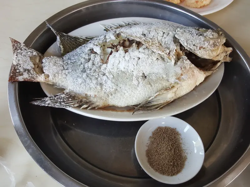 【食-新竹新豐】東陽魚池♥早餐竟能吃到鹽烤台灣鯛♡現撈活魚料理♥另設涼亭烤肉區