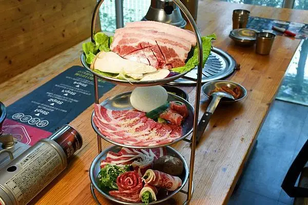 嘉義韓味飄香~韓式烤肉必推【濟州五花肉.KR-韓國烤肉BBQ嘉義店】有新鮮肉品香甜滿足，更是有生猛泰國蝦吃到飽！等等呢～還有開桌超值送！※嘉義韓式烤肉推薦