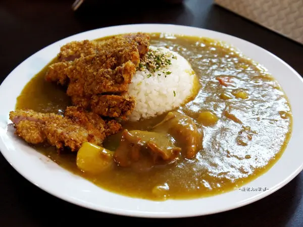 27號咖哩屋，咖哩界的嘉明湖月牙灣?!，不過話說回來...我到底是來吃肉還是吃咖哩!?