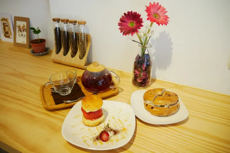 The Kaffa Lovers·明亮淨白的玻璃屋咖啡館·司康冰淇淋與奶油乳酪貝果·華山文創園區·三創生活園區·捷運忠孝新生站·台北下午茶推薦