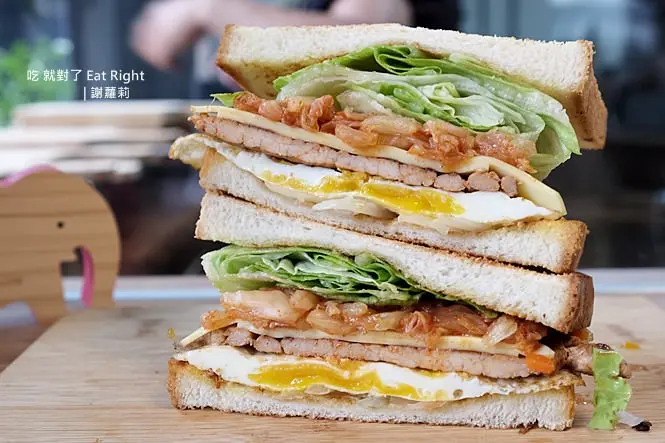 《北市中山區♥食記》吃，就對了。把大塊牛排包進漢堡裡，日本料理炙燒鮭魚也來塞內餡，早餐就是吃得超霸氣！(行天宮站)