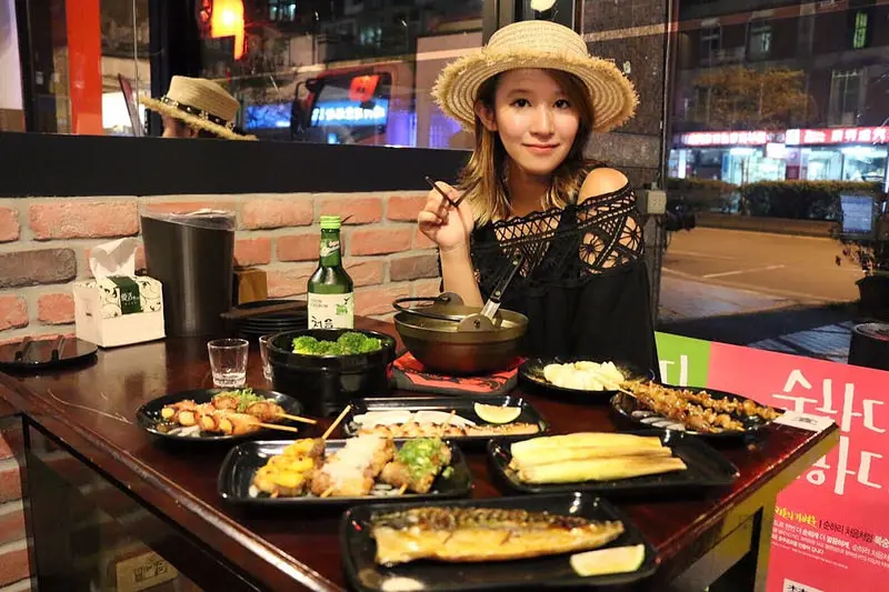 【羽諾食記】『吸油祭』❤大啖串燒只要50元 邊小酌邊吹冷氣超過癮❤台北捷運萬隆站美食推薦 文山區創意日式串燒料理