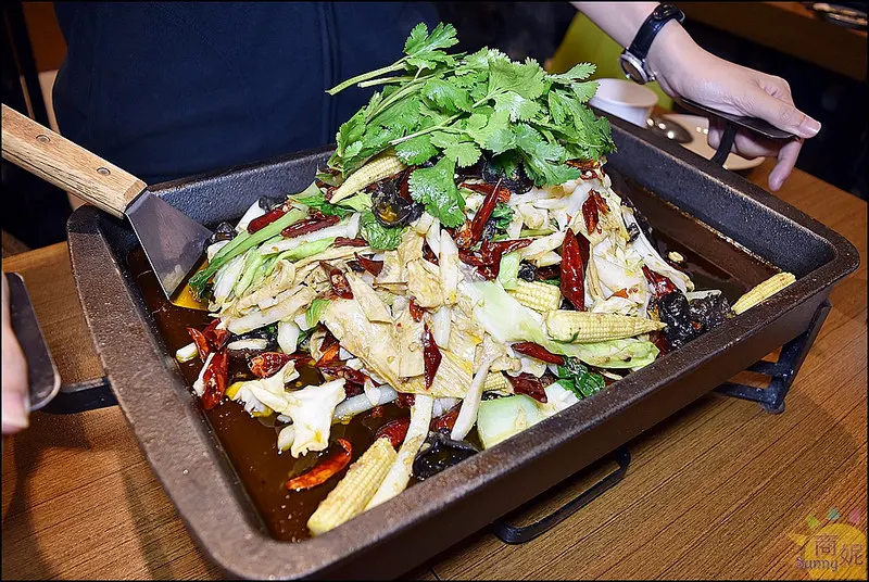 東森民視新聞報導台中第一家巫山烤魚。城里城外巫山烤魚。活魚現殺現醃現烤。重慶火鍋精華在台重現。香麻辣特色川菜讓人讚不絕口!@sunny吃喝遊樂