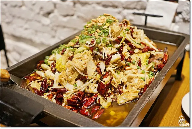 『台中。西區』 城裡城外巫山烤魚 -正宗巫山烤魚，台中也吃的到原汁原味的川菜烤魚了，活魚現點現殺現烤鮮魚香麻、辣勁十足。每ㄧ勺油都是由四十二種中藥草熬煮六小時的精華，是很香很健康的辣油喔，想吃正宗川菜