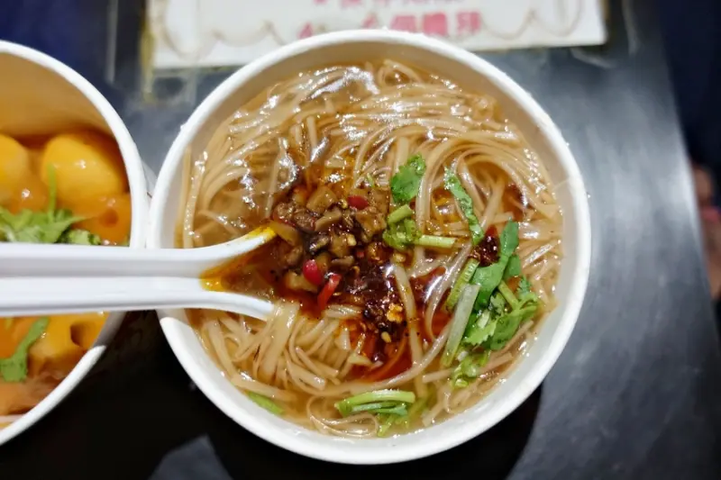 【新北】府中站 阿國麻辣麵線 越晚越多人 深夜排隊美食