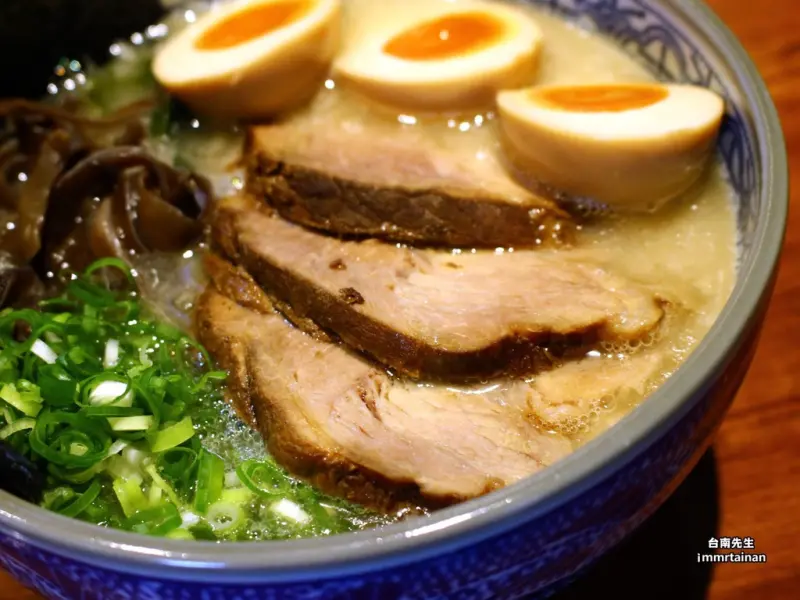 台南日式拉麵／限量供應假日10分鐘完售／還沒開店就排隊／天然食材熬湯頭／料多實在CP值高／連台灣巨砲陳金鋒都愛吃－「覺丸拉麵」