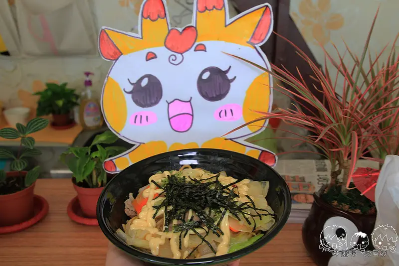 [彰化美食] 在超可愛藍色貨櫃屋的哈哇飲..Line貼圖美食鋪(還有超Q椰子樹耶),必點超好吃的日式炒麵及酸溜溜水果茶~(要等)