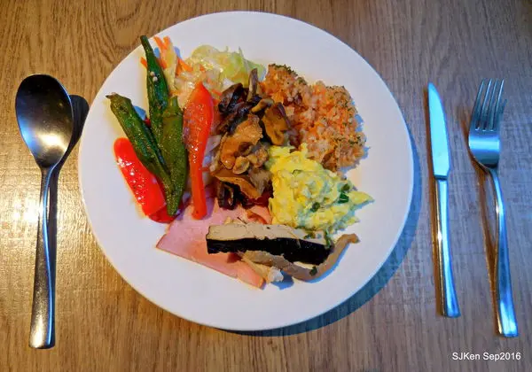 (台北中山住宿 / 商務旅館 / 松江南京站)「洛碁大飯店建北館」(3-3)餐飲篇 --- 東西薈萃中外美食齊備的早餐與下午茶，用餐環境典雅舒適。