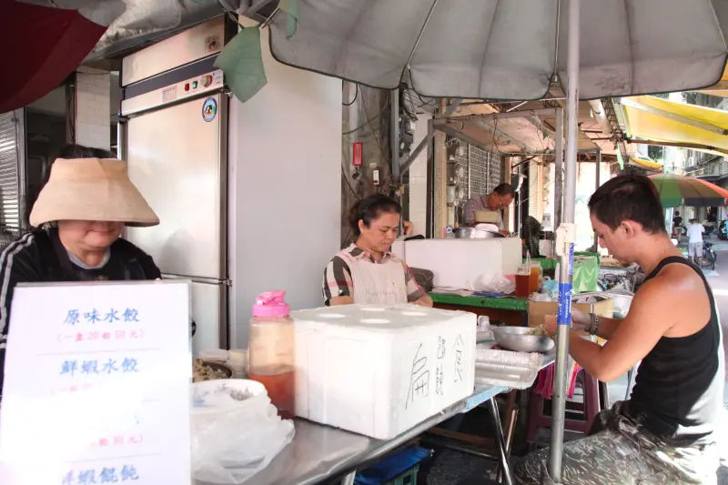 【台南北區-美食】芯芯要去【阿元手工水餃】~隱身在鴨母寮市場裡的人氣手工水餃攤|玉米起司水餃|鮮肉餛飩|鮮蝦水餃