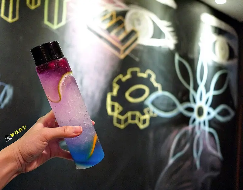 [食記]基隆車站 FourTeen Cafe 14號咖啡廳 時下最夯漸層飲料 *附完整菜單 WIFI 有插頭 不限時* 便宜平價 下午茶 寵物友善餐廳 少女繽紛漸層飲料 漂亮漸層飲料