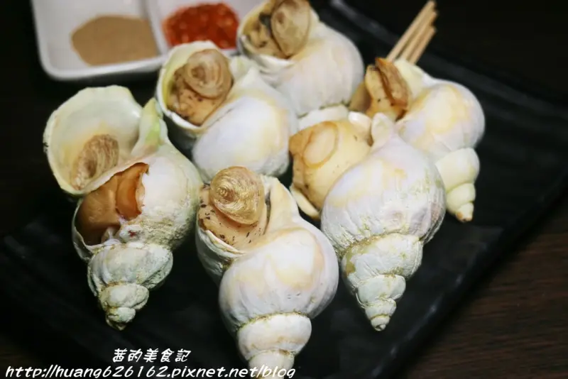 【新北新莊區 】新莊平價燒烤『大蚵卡蠔海鮮燒烤』 加拿大翡翠螺/啤酒蝦/低脂海鮮香腸/黃魚一夜干/蒜頭雞湯/近新月橋/新莊夜市 聚餐好去處~