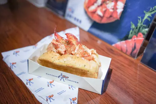 『魔王佩x CAPTAIN LOBSTER 龍蝦隊長』台北信義  新光三越A11美食街新改裝 風靡東京的龍蝦堡 『內文有店家資訊』