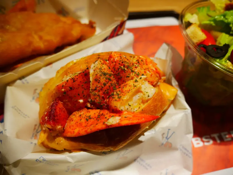 【Angelas日嚐】飽滿彈牙的加拿大龍蝦堡就在新光三越A11館，信義區熱門美食【Captain Lobster】體驗團