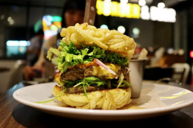 台北｜Selfish Burger 喀漢堡 二訪 期間限定 創意麻辣拉麵漢堡．花生醬漢堡 - 奇奇一起玩樂趣