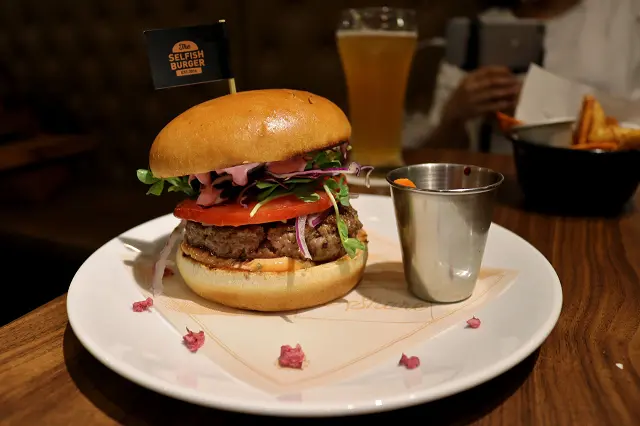 【台北美食】喀漢堡 Selfish Burger-『台北101/世貿站』季節限定粉紅櫻花牛肉漢堡