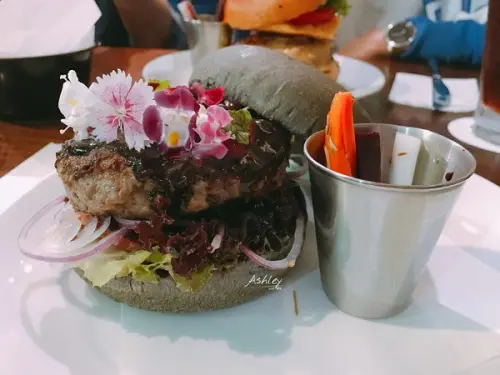 喀漢堡 Selfish Burger|近台北信義區四四南村，遠眺101美景，創意吃漢堡，歡樂聚餐新選擇！大口喝啤酒，大口喀漢堡！