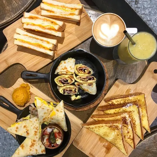  【食記∥板橋】喜悅早餐坊Enjoy Breakfast 捷運江子翠站＿原來饅頭也可以當漢堡＿店家獨創月亮蛋餅