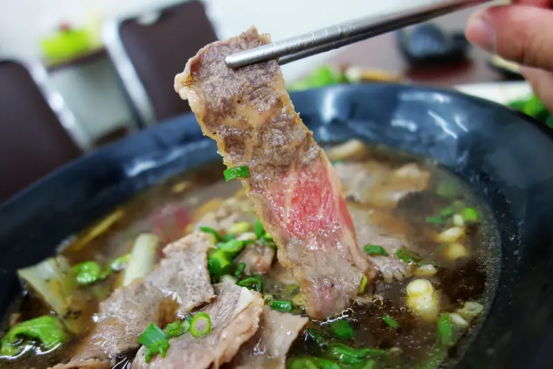 台南中西區 牛佬爺極品養生牛肉麵 私房必點油香軟嫩鴨肉麵 安格斯涮牛麵 不定時打卡送小菜 飲品免費供應 