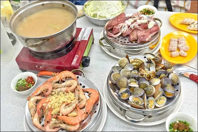 《新莊美食/新開店》疊疊樂的海鮮塔*沙茶火鍋~台南開上來的雙月牌沙茶爐，一鍋雙吃！