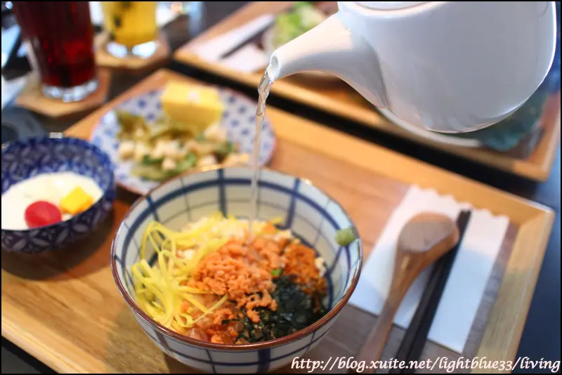 高雄美麗島站美食：喜八珈琲店 Shiba cafe～設計與生活的日式輕食空間，我愛日式飯糰與茶泡飯