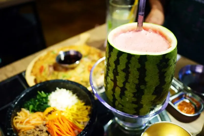 【台北】東區 台韓民國 韓式燒肉店 值得大推的好吃烤肉‧小菜可無限續加～女孩也能喝吸睛的西瓜燒酒！