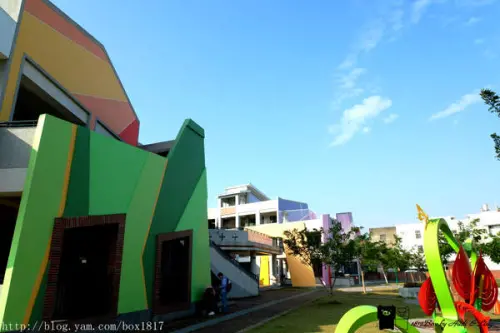 【台南。六甲】繽紛色系幾何圖。建築園冶獎。老舊校舍大改建。延續地方特色。六甲國小建築之美