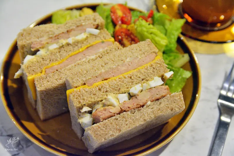 黑露咖啡館 起司蛋沙拉肉排三明治 - Banbi 斑比美食旅遊