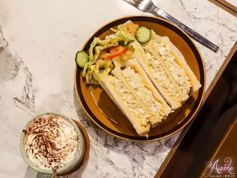 【台北美食】黑露咖啡館。日式復古風！中山站巷弄人氣咖啡館~營業到半夜12點 - ANIKO 艾妮可美味人生