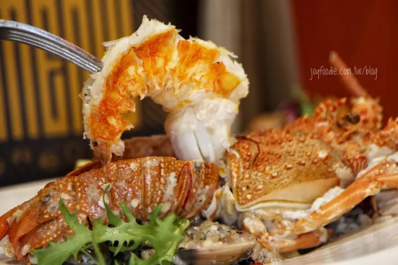 『林口美食』Eat enjoy意享美式廚房林口三井店｜寵物友善餐廳。一整尾龍蝦好讓人流口水阿～