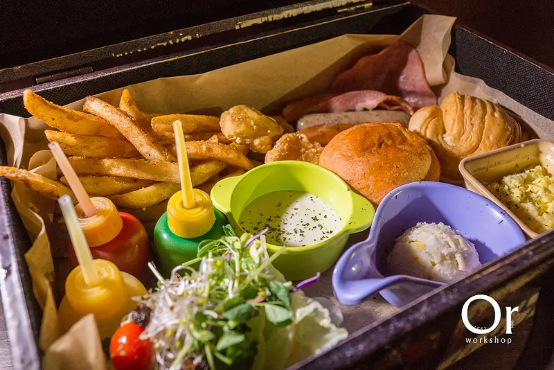 [台北松菸|食記]TankQ Cafe & Bar自選50款以上飲料杯迪士尼/皮克斯動畫/小小兵/可愛杯組，拍照搶眼手提箱早午餐