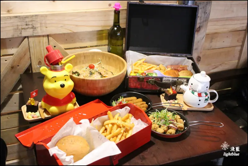 [ 市府站．松山文創園區美食 ] 淺藍 × Tank Q 松菸店～超多可愛公仔陪你吃飯，大人小孩都瘋狂的松菸美式早午餐