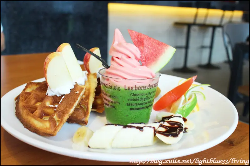 台中美食：艾斯米餐廳  ESME～早午餐、下午茶到晚餐都超豐盛，還有可愛又好吃的季節限定西瓜霜淇淋