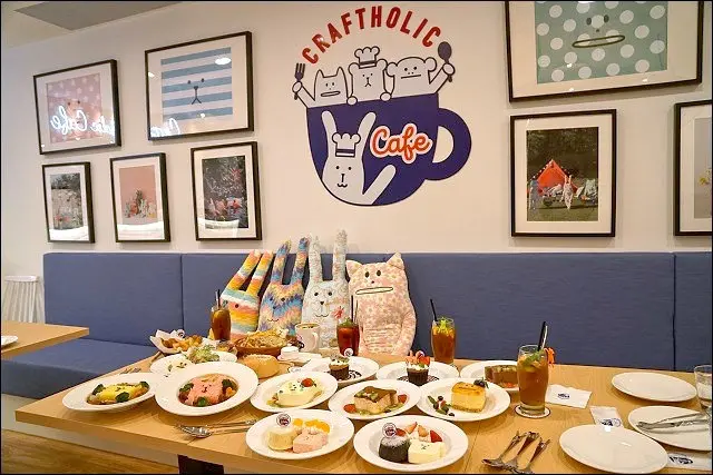 《捷運板南線/國父紀念館站美食》CRAFTHOLIC Café全球一號店，療癒首發！什麼都可愛、令人少女心爆發的宇宙人主題餐廳