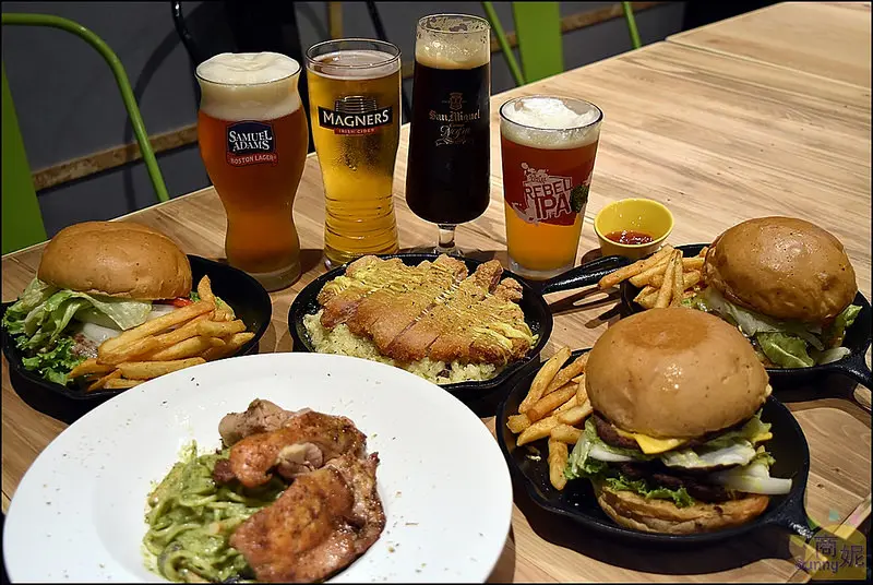 台中新開幕餐酒館。多達50支各國精釀啤酒、4支原裝進口啤酒柱豪氣登場。熊二餐酒館(附最新菜單)。重工業風裝潢聚會好去處