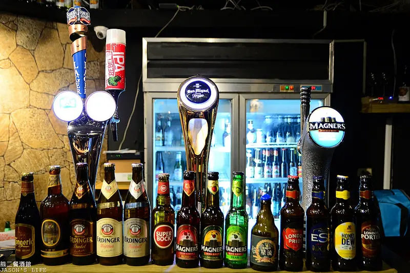 【台中│美食】台中餐酒館推薦，一次同時擁有70幾種各式精釀啤酒，啤酒隨著溫度的變化呈現出不同風味，讓你上癮。熊二餐酒館
