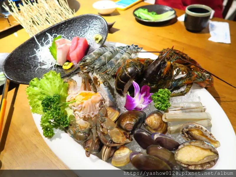 【台中南屯區】水森水產創意日式料理~~尚青ㄟ底加啦!!最新推出霸氣海鮮鍋，吃的到一整隻波士頓龍蝦和各式新鮮水產，吃完還可以煮海鮮粥，整個精華湯頭完全沒浪費，吃完超滿足的，還有炙壽司、烤午魚和蘿蔓馬糞海