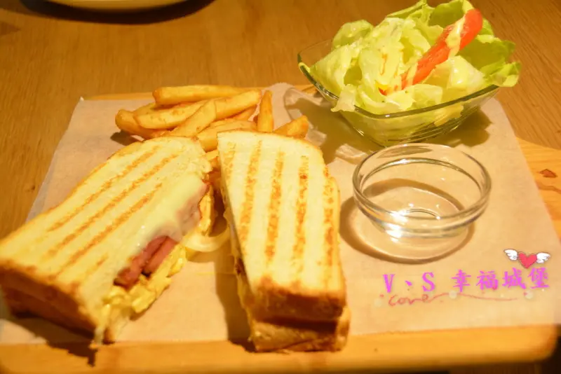 【台北大安區美食】忠孝敦化站 Imp Cafe ~ 有著大螢幕可看球賽的運動餐廳，悠閒環境更是姐妹聚會的好地方 !