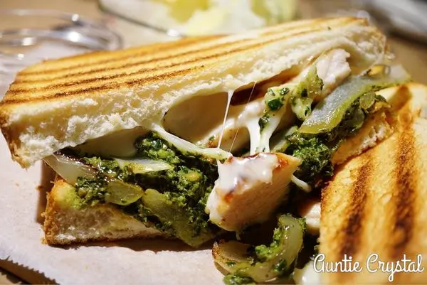 【台北美食分享】imp Dining Café 東區像是運動酒吧的小餐廳 青醬太鹹 三明治還不錯啦!(早午餐 輕食 三明治)